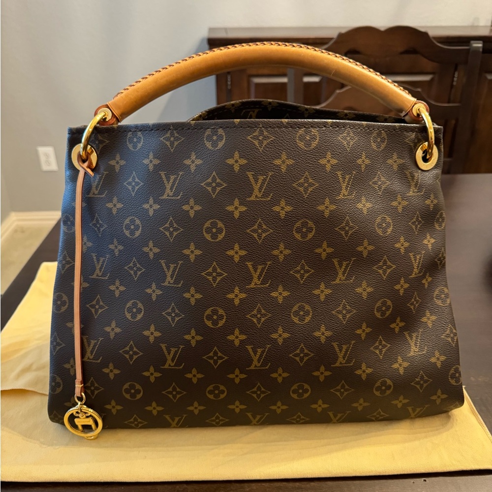 Authentic Louis Vuitton Artsy MM